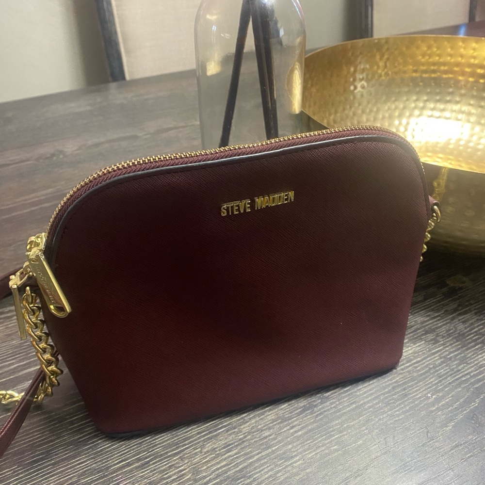 ✨🌸2/$50✨🌸Steve Madden Dark Red Crossbody Bag with Gold Accents